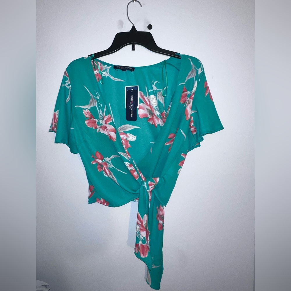 Wrap top - Cropped - NWT - Size Small